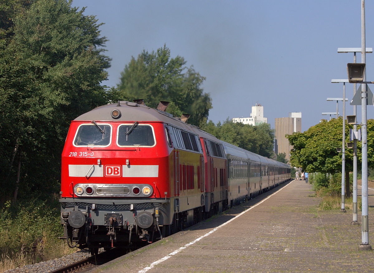 DB 218 315 und 470 mit IC 2311 nach Stuttgart. Husum 24.07.18