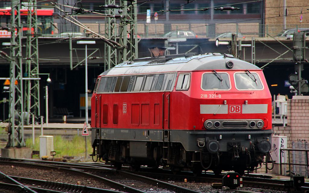 DB 218 321-8 rangiert am 17.05.2012 mehrfach durch den Hamburger Hauptbahnhof.