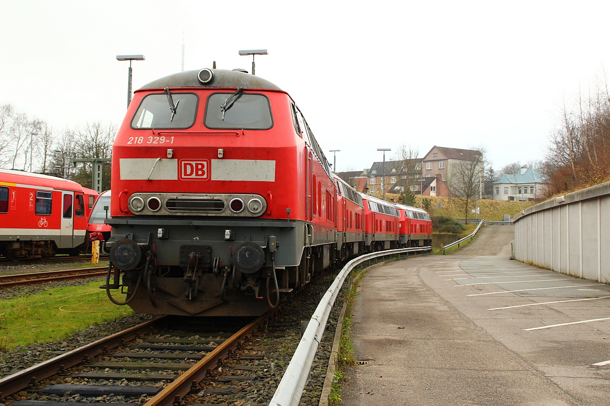 DB 218 329-1,330-9,339-0 und 453-9 inzwischen alle mit neuen HU's, aufgenommen von einem Parkplatz am Bw Kiel. 31.12.2011