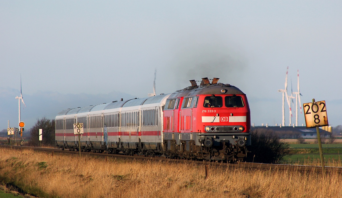 
DB 218 333 und 344 mit IC 2375 Richtung Hamburg hier aufgenommen am Bü Triangel zw Lehnshallig und Niebüll auf der Marschbahn. 17.12.2017