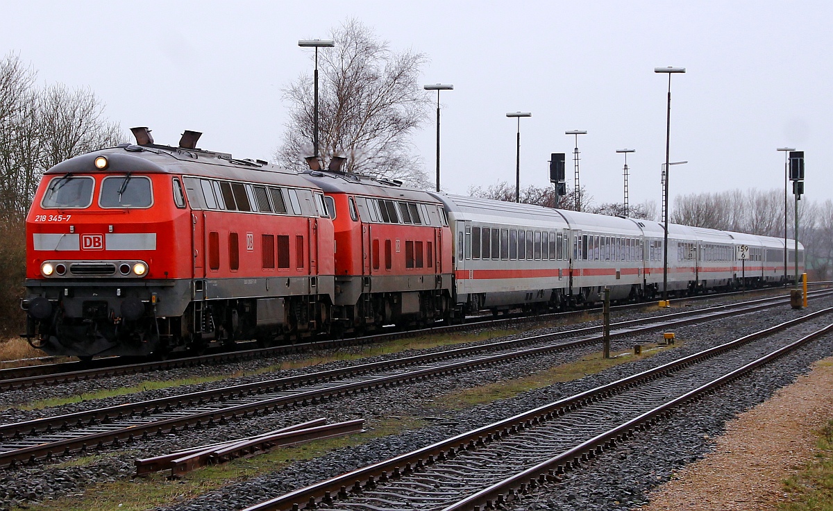 DB 218 345-7 und 369-7 mit dem IC 2191  Wattenmeer  nach Frankfurt am Main kurz vor der Einfahrt in den Husum Bahnhof. Hususm-Nord 08.02.2014