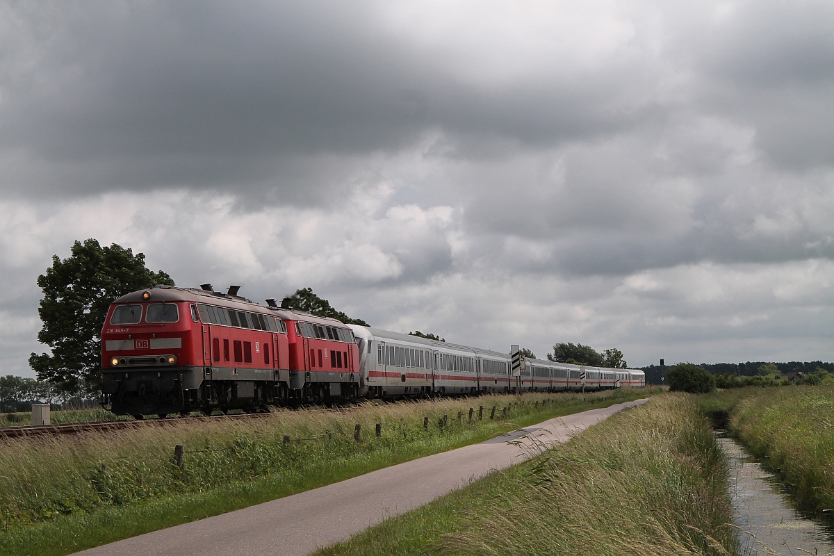 DB 218 345 und 833 mit einem IC nach Westerland kurz vor dem erreichen des Bahnhofes Husum. 17.06.2017