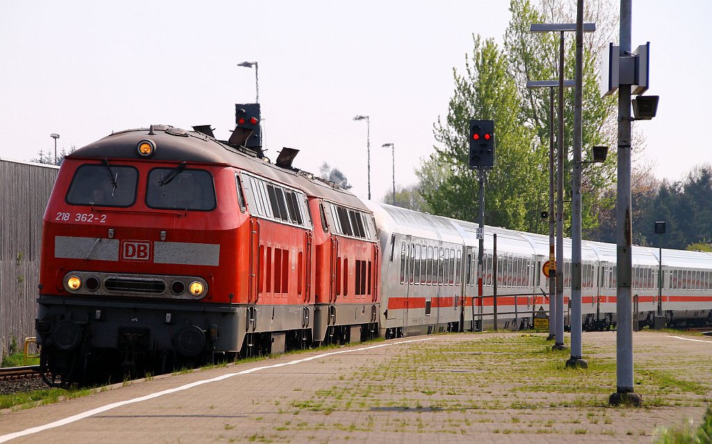 DB 218 362-2 und 319-2 mit dem IC 2314 aus Köln bei der Einfahrt in Husum. 27.04.2014