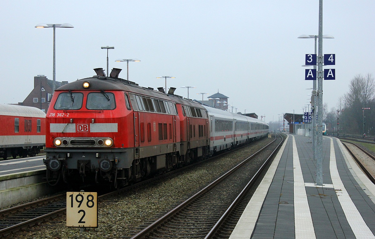 DB 218 362-2(REV/HB X/15.01.08, Verl/ANB/15.01.16) und 218 314-3(REV/HB X/21.08.09, Verl/ANB/23.07.16) stehen hier mit dem IC 2311  Nordfriesland  nach Stuttgart Hbf abfahrbereit im Bhf Niebüll. Niebüll 19.12.2015
