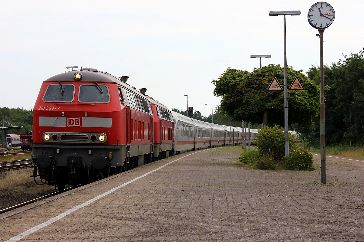 DB 218 369 und 833 haben hier mit dem IC 2314 aus Köln kommend Einfahrt in Husum. 02.08.2017