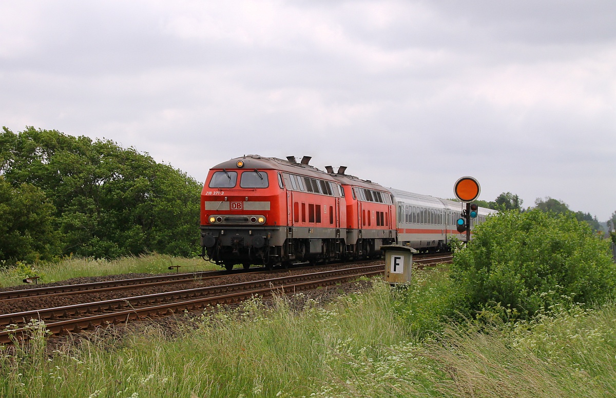 DB 218 371-3 und 363-0 dieseln hier Lautstark mit ihrem IC ber die Marschbahn Richtung Niebll, aufgenommen an einem B zwischen Langenhorn und Bargum. 31.05.2014 (03800)