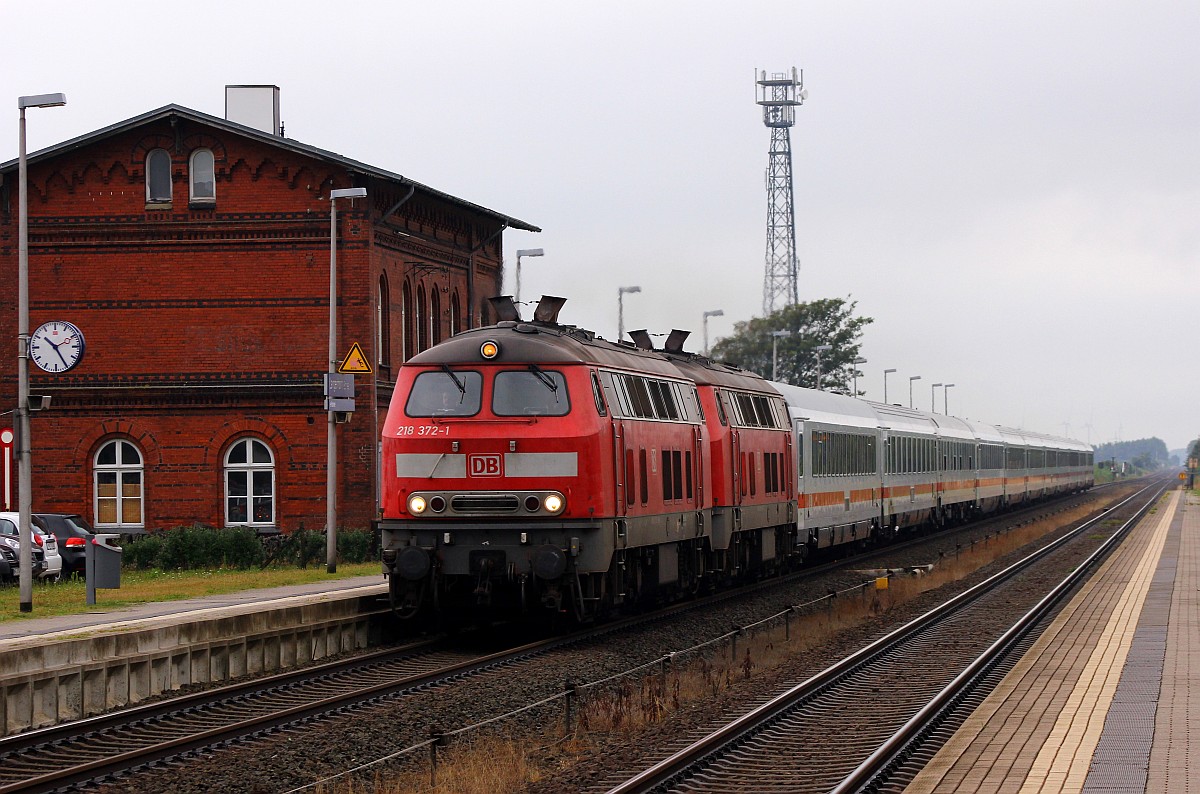 DB 218 372-1 und 362-2 mit dem IC 2314 Richtung Hamburg festgehalten im Bhf Langenhorn. 25.07.2015