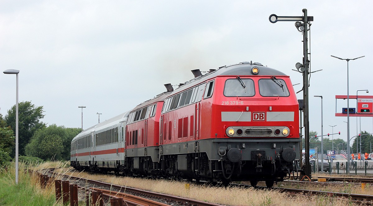 DB 218 379 und 385 mit IC 2315 Richtung Hamburg Ausfahrt Niebüll 25.07.2020