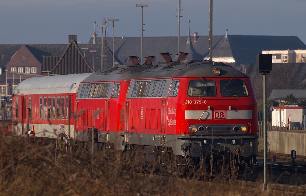 DB 218 379-6 mit Schwestermaschine verlässt hier mit einem Sylt-Shuttle Westerland Richtung Niebüll. 29.01.2011
