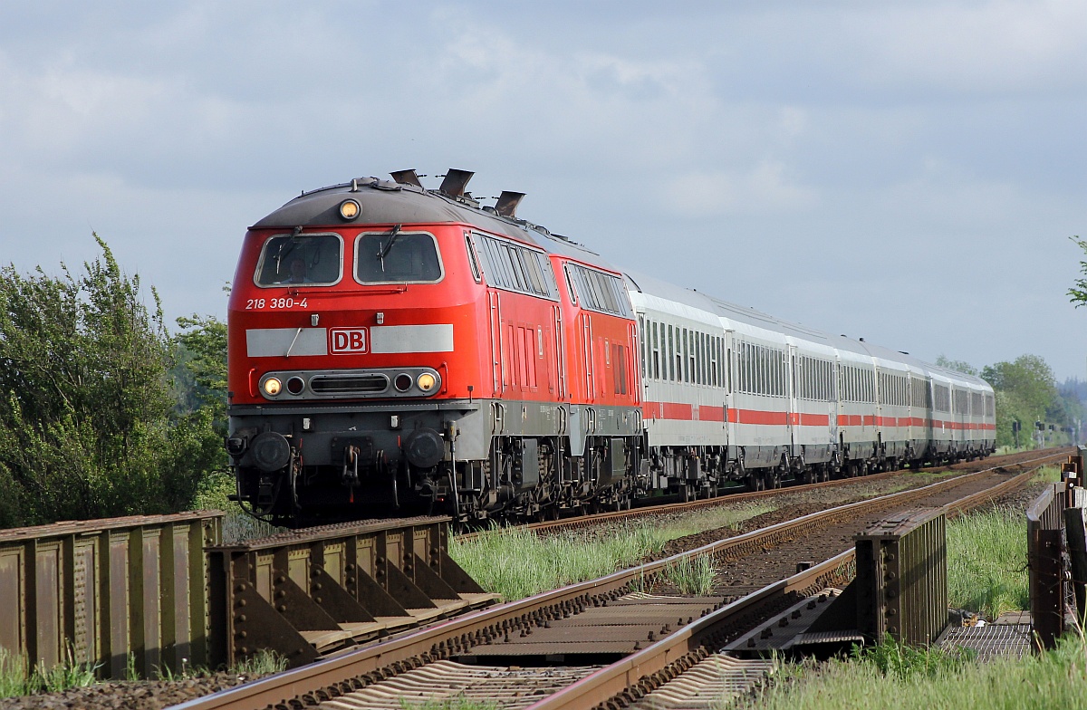 DB 218 380 und xxx mit IC nach Westerland. Bargum Diek 24.05.2017