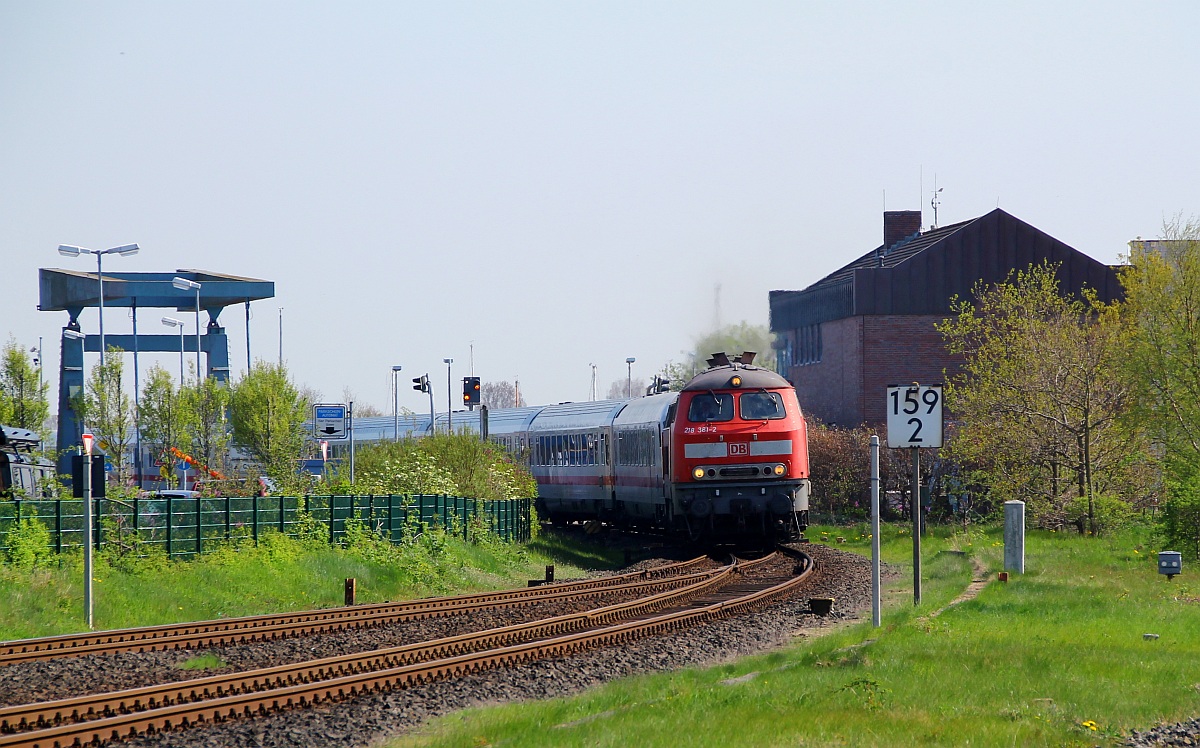 DB 218 381-2/REV/HBX/18.03.09)und 218 397-8(REV/HBX/22.01.09) mit dem IC 2310 nach Westerland passieren gerade das ESTW Husum(Hf). Husum-Nord 27.04.2014