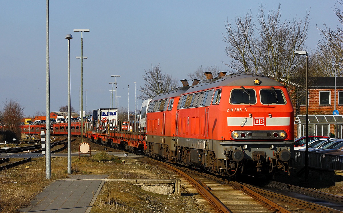 DB 218 385-3 und 218 344-0 mit Sylt Shuttle Einfahrt Niebüll 12.03.2016