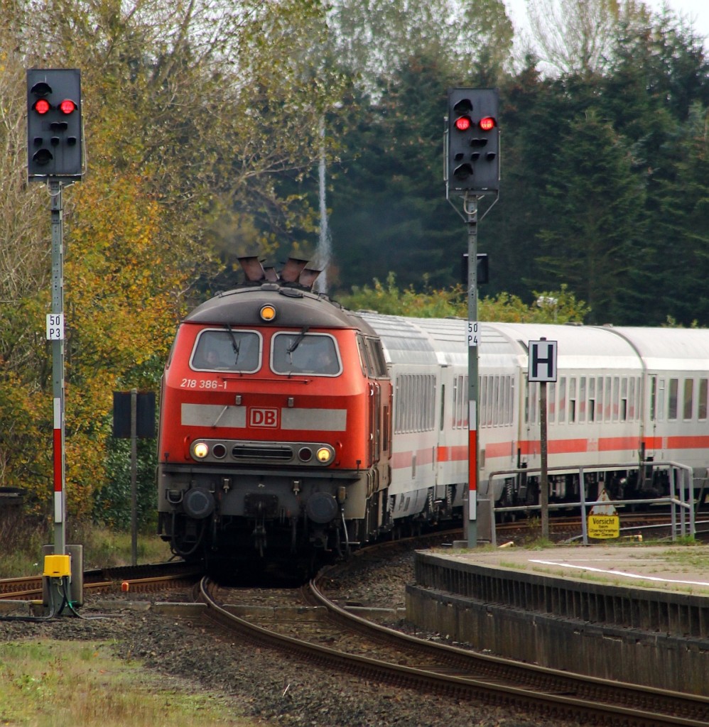 DB 218 386-1 mit Schwesterlok und IC bei der Einfahrt in Husum am 19.10.2013