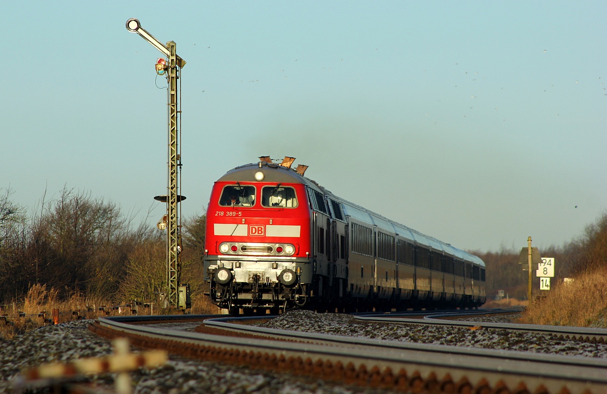 DB 218 389 und 345 mit IC 2311 nach Hamburg aufgenommen in Risum-Lindholm. 17.12.2017