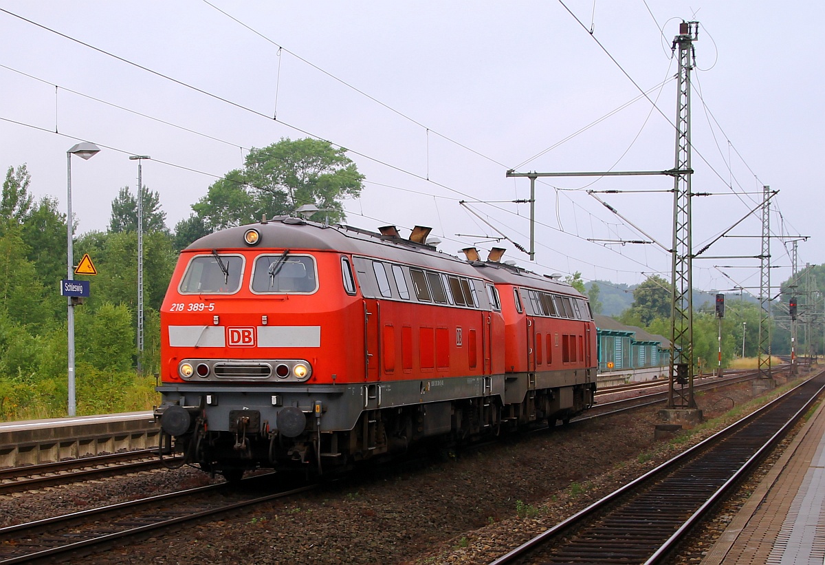 DB 218 389-5 und 218 836-5 als LZF 77675(Flensburg-Weiche - Hamburg Hbf)waren die Zugloks des mit gut 120min+ in Padborg abgefahrenen CNL 1272. Schleswig 06.07.2014