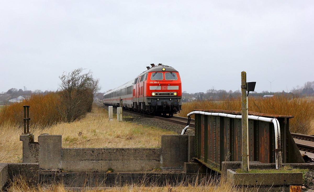 DB 218 389-5 mit Schwesterlok und IC Richtung Hamburg Hattstedter Marsch 20.03.2016
