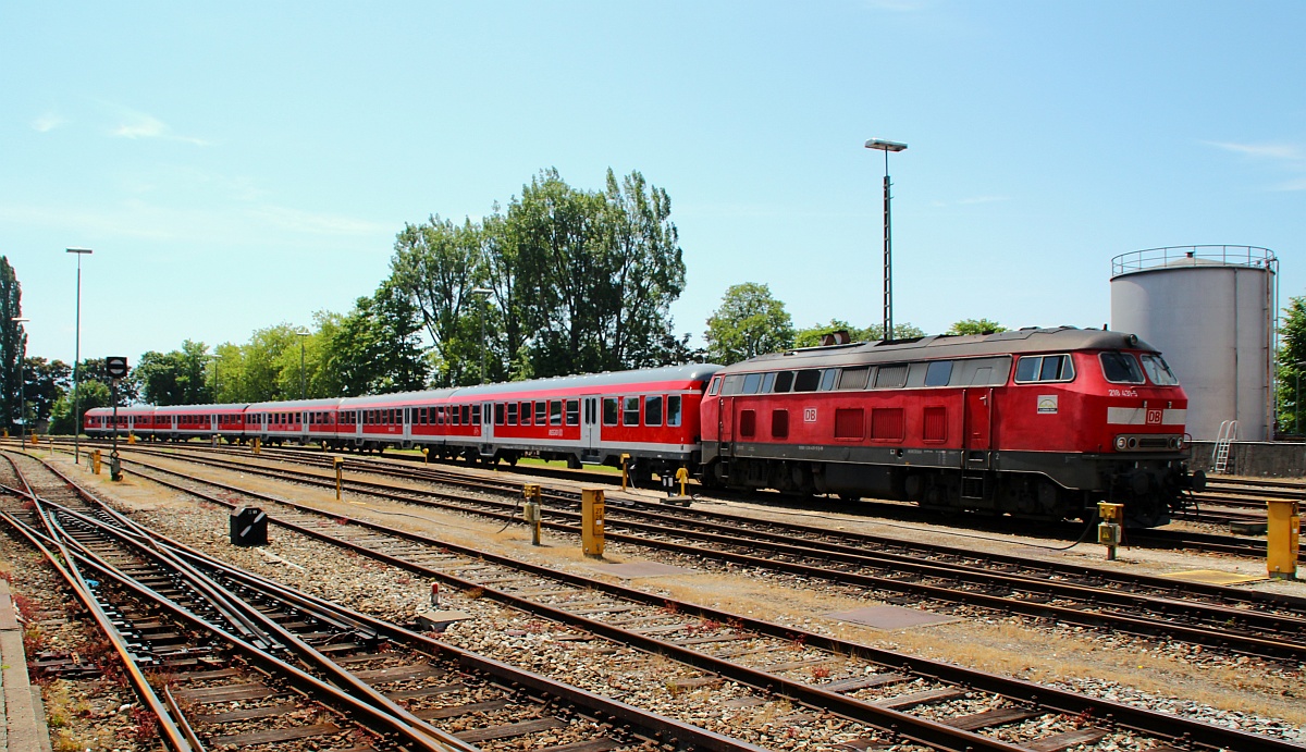 DB 218 431-5 steht mit 5 n-Wagen abgestellt im Bahnhof Lindau(üaVinG). 02.06.2012