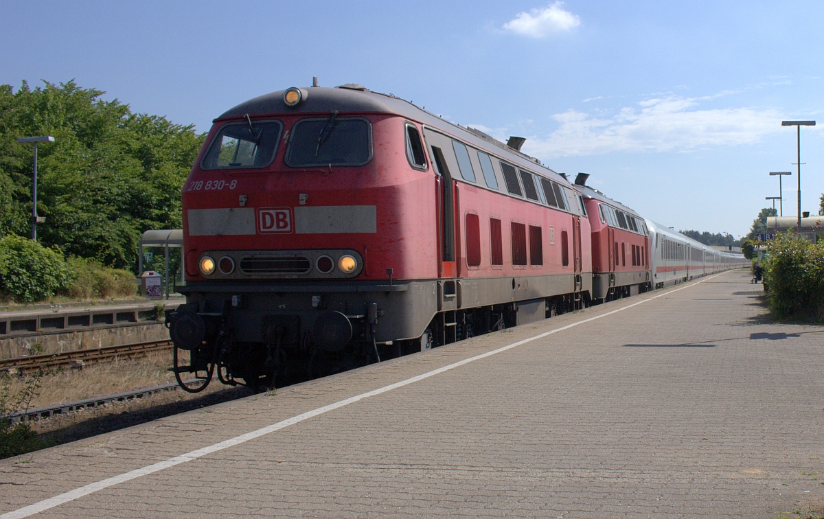 DB 218 830 und 379 mit IC 2314 nach Westerland. Husum 24.07.18