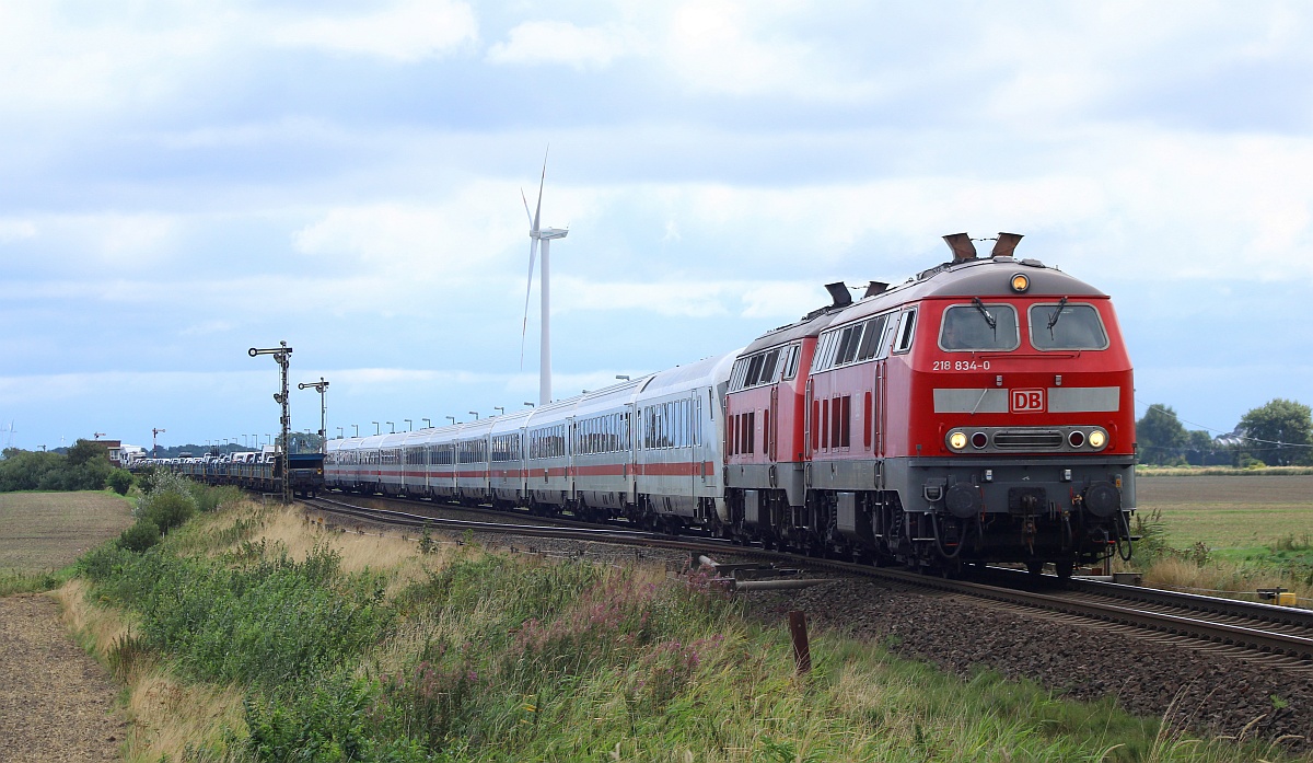 DB 218 834 und 380 mit +70 und dem IC 2214 nach Westerland. Lehnshallig 28.08.2021