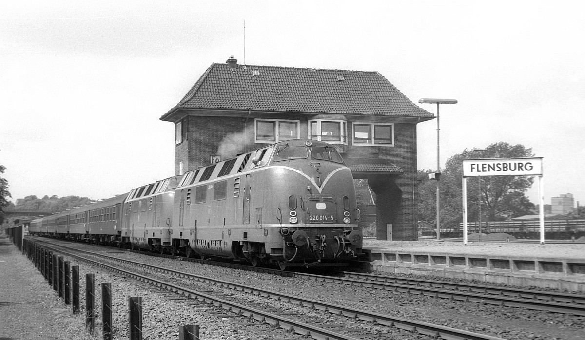 DB 220 014-5 + 051 Flensburg mit D 331 05.06.1981