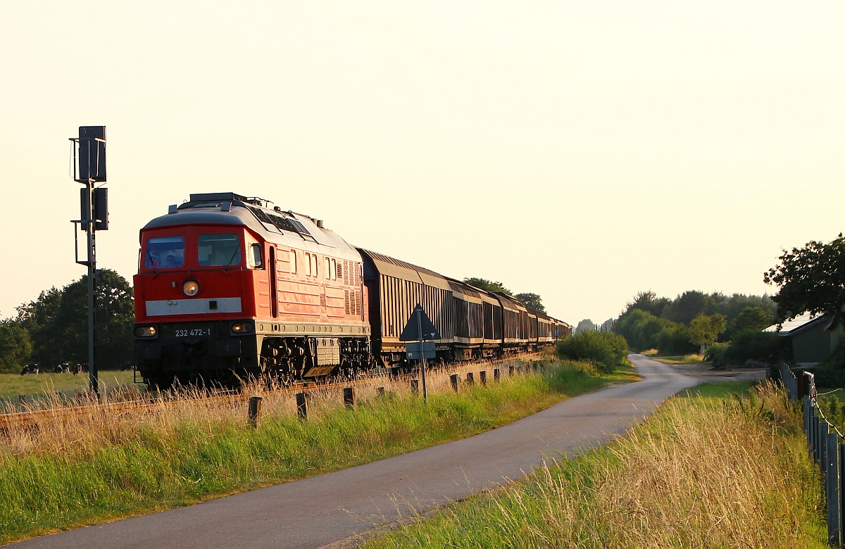 DB 232 472-1 passiert hier mit dem EZ/GD 47417 aus Husum kommend das Esig G 775 in Jübek. 29.07.2014