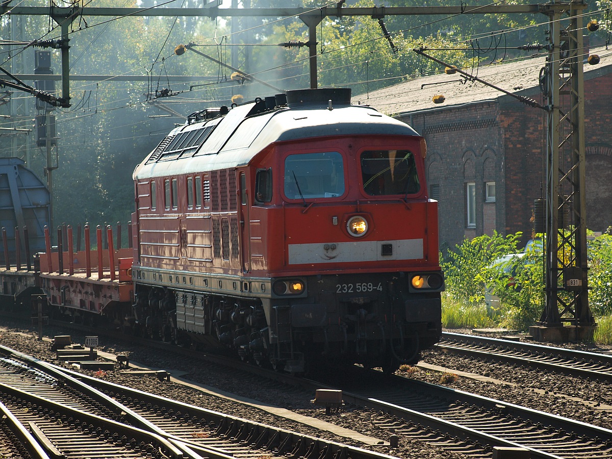 DB 232 569-4 zog eine wohlriechende Dieselfahne durch den Harburger Bahnhof als sie diesen mit einem Gz durchfuhr. HH 30.09.11