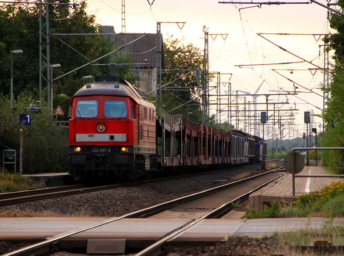 DB 232 587-6 mit dem letzten Marschbahn Umleiter der Saison(im nächsten Jahr geht's weiter)festgehalten während eines kurzen Haltes im Bhf Jübek. 04.08.2014