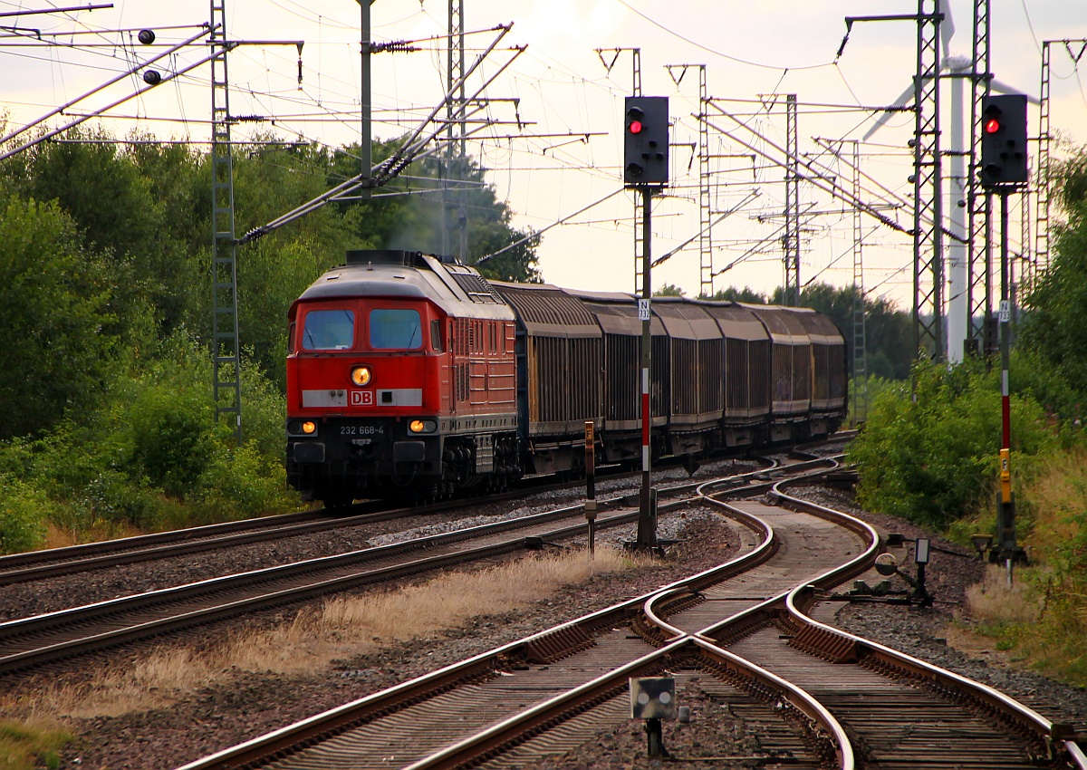DB 232 668-4 kommt hier mit dem EZ/GD 47417 aus Esbjerg in Jübek eingefahren. 30.07.2014