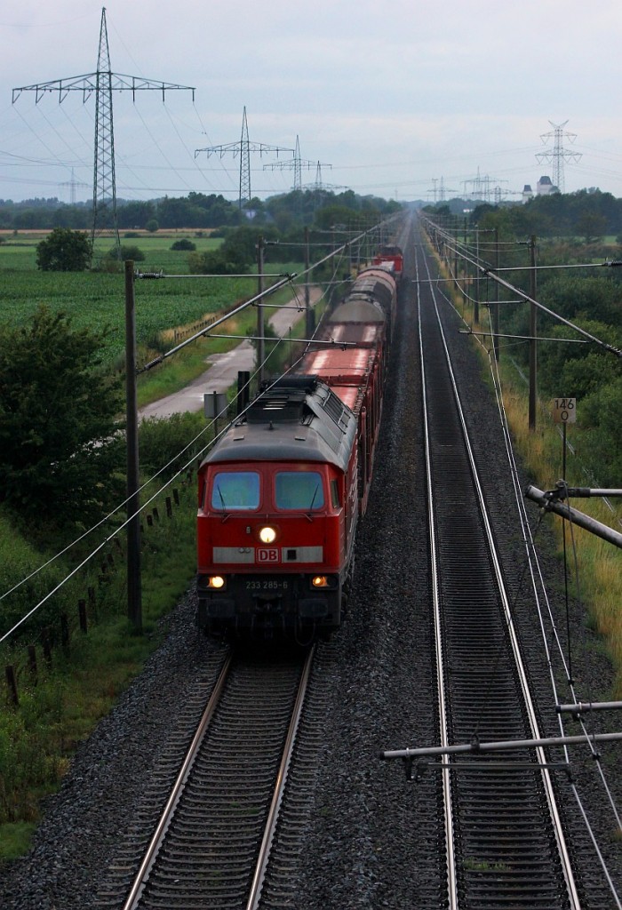 DB 233 285-6 mit dem EZ 47421 nach Maschen aufgenommen von der  So da  Brücke bei Lürschau/Schleswig. 27.07.2015