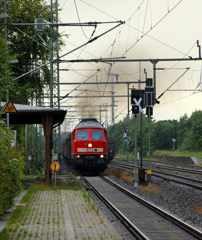 DB 233 572-7 beschleunigt hier den EZ 47417 nach Maschen. Jübek 27.07.2015