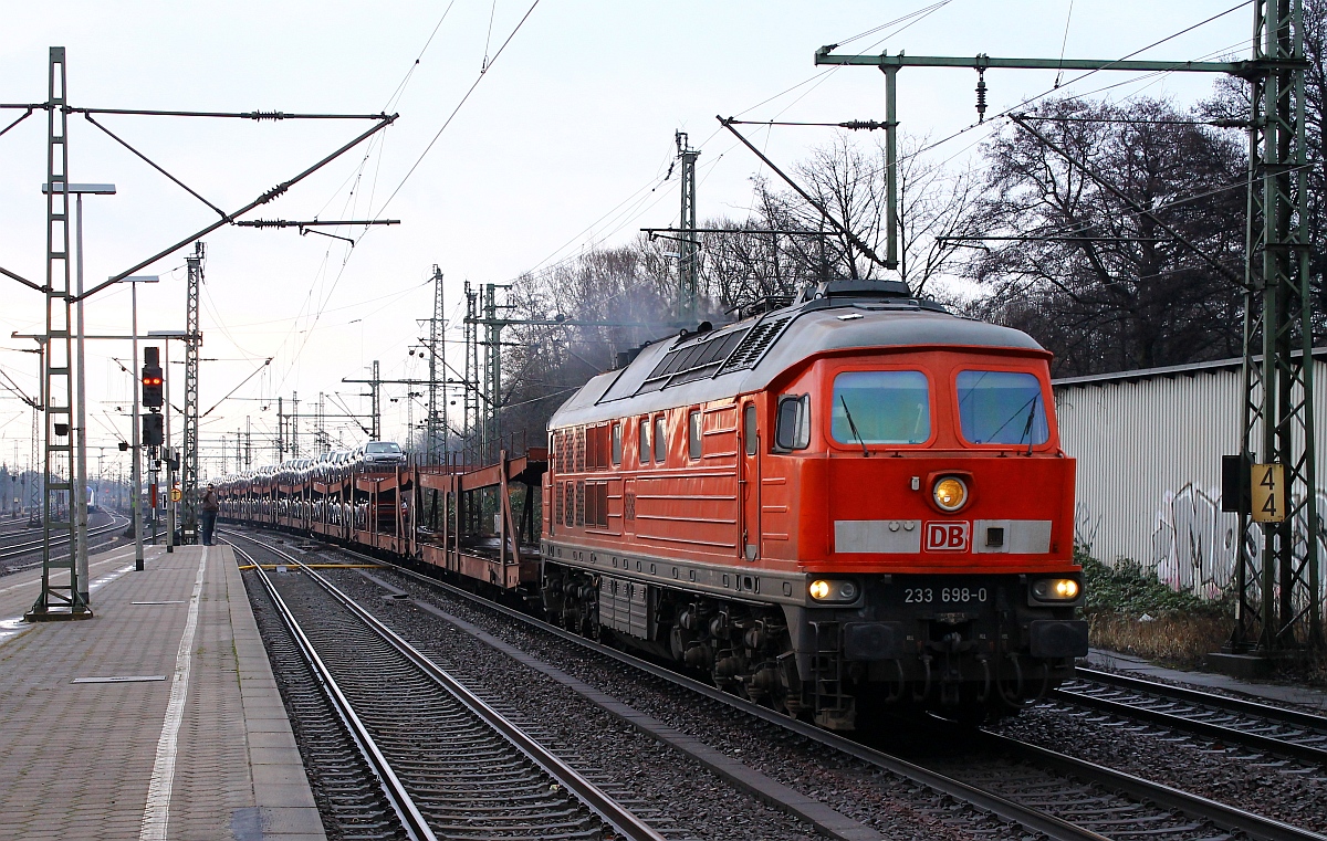 DB 233 698-0 dieselt hier mit einem Autotransportzug nach Cuxhaven durch HH-Harburg. 21.02.2015