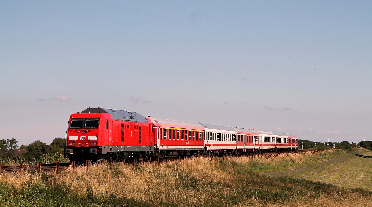 DB 245 026-0 als Schublok eines RE6 von Westerland nach Hamburg. Klanxbüll 06.07.2017