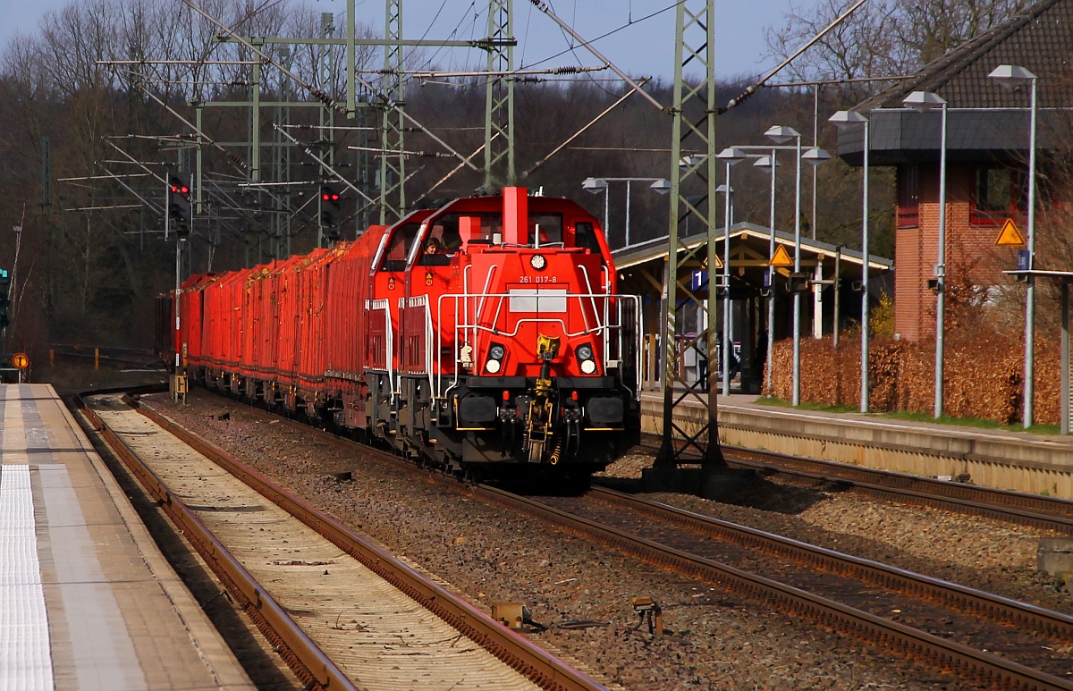 DB 261 017-8 und 027-7 dieseln hier mit dem EK 53340(Holzzug aus Flensburg-Weiche) durch Schleswig Richtung Neumünster. Schleswig 15.03.2014
