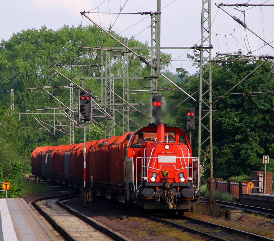 DB 261 030-1 mit dem EK 53567 aus Flensburg zur Weiterfahrt nach Neumünster passiert hier Schleswig am 23.05.2014.