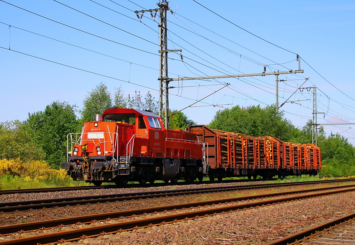 DB 261 033-5 dieselt hier mit dem EK 53368(Flensburg-Weiche - Neumünster)durch Jübek. 17.05.2014