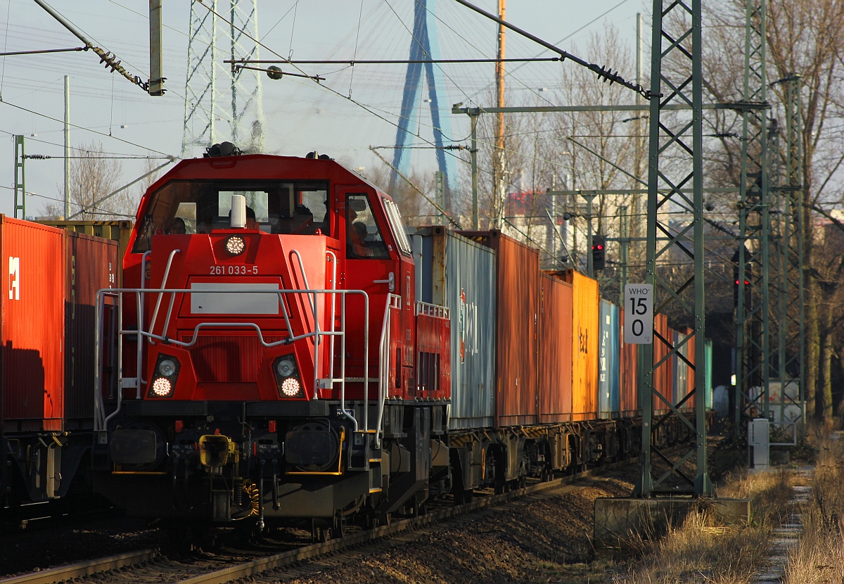 DB 261 033-5 rangiert hier einen Containerzug vorbei am Umspannwerk Richtung alte Süderelbe zur Abstellgruppe. HH-Waltershof 06.02.2015