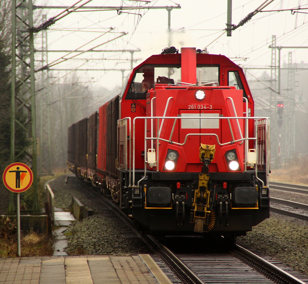 DB 261 034-3 mit dem EK 53367(Neumünster-Flensburg/Weiche Süd)bei der Durchfahrt in Schleswig. 10.03.2012