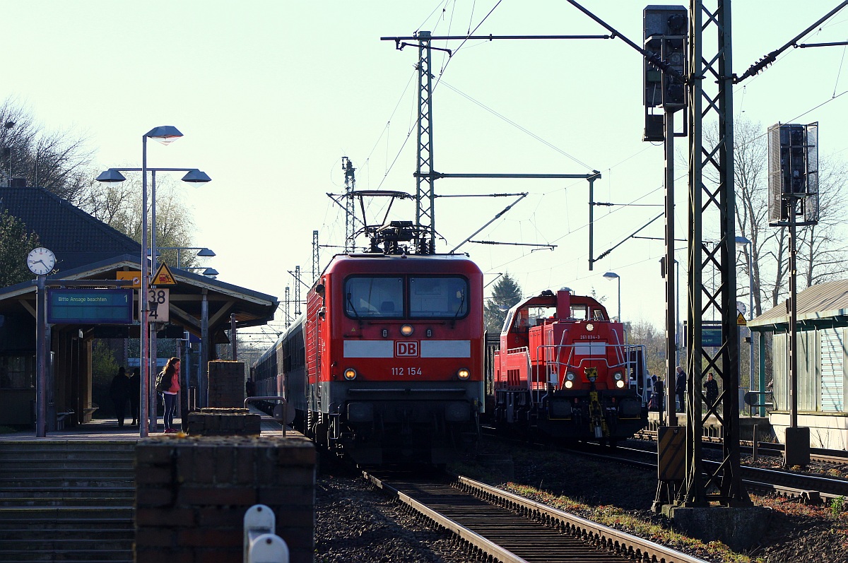 DB 261 034-3 musste mit ihrem Holzzug in Schleswig warten bis die 112 154 mit dem SH Express/RE7 nach Flensburg vorbei gefahren war. Schleswig 20.04.2015