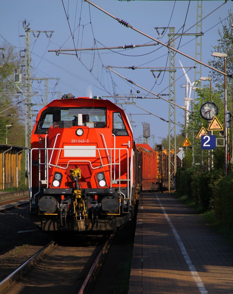 DB 261 040-0 verlässt hier mit dem EK 53567(Jübek-Neumünster)Jübek über Gleis 2 Richtung Schleswig. 25.04.2014