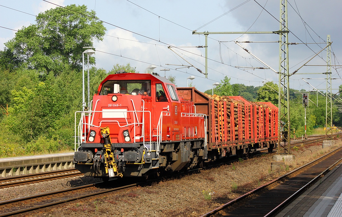 DB 261 049-1 mit dem EK 535xx aus Jübek auf dem Weg nach Neumünster hier festgehalten in Schleswig am 13.07.2015