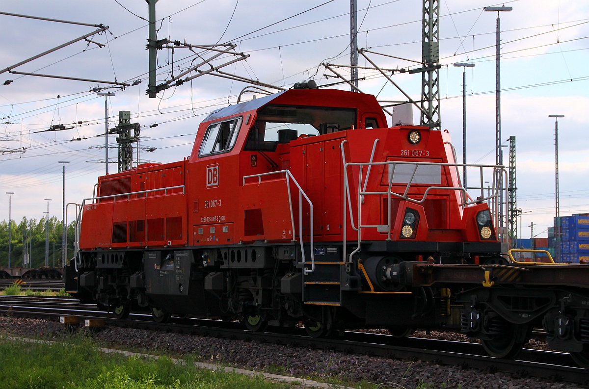 DB 261 067-3 im Portrait festgehalten während einer Rangierfahrt im Gbf Hamburg-Waltershof. 29.05.2014