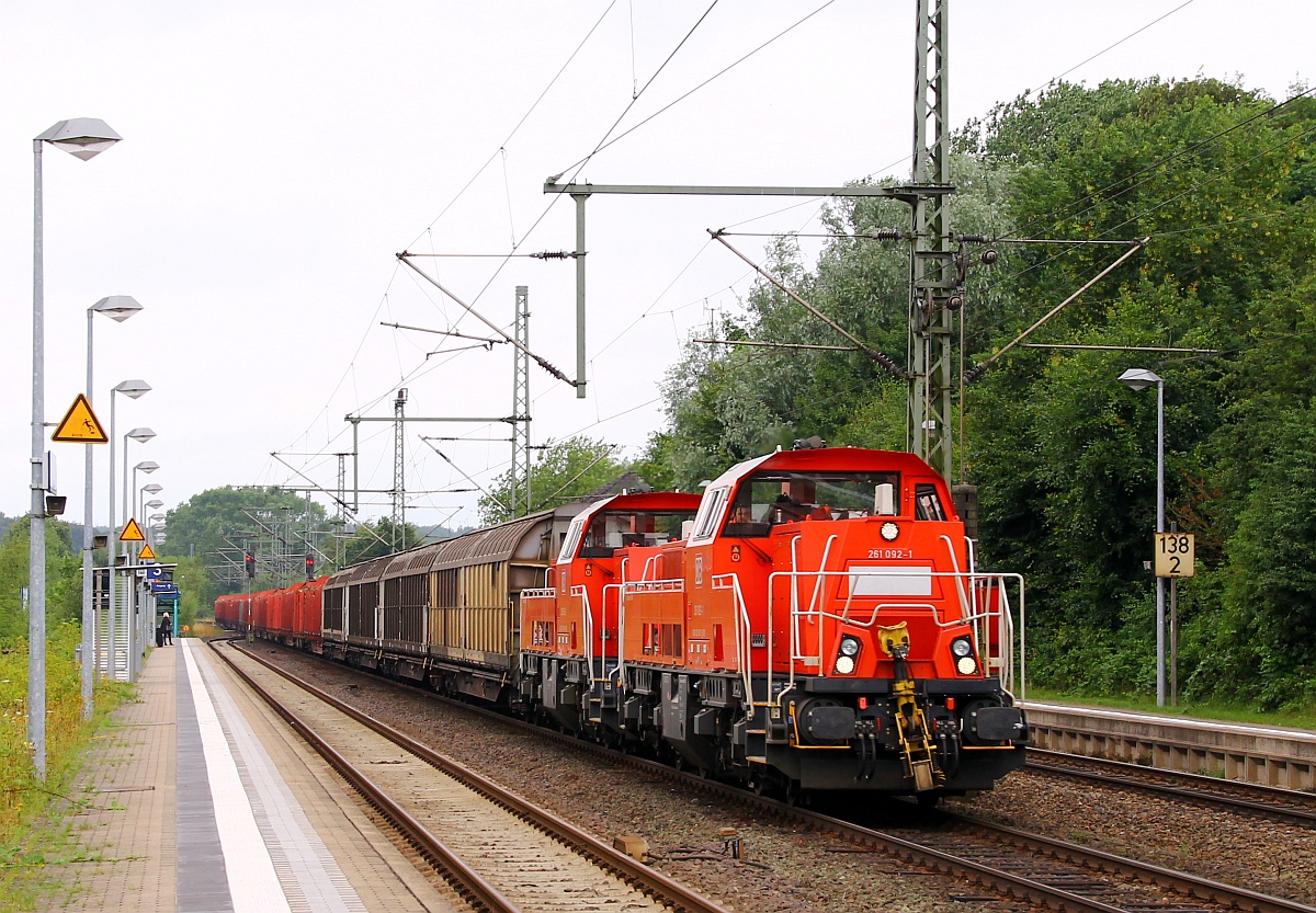 DB 261 092-1 und 261 035-0 mit der Übergabe aus Flensburg-Weiche dieseln hier durch Schleswig ihr Ziel ist Neumünster. 14.07.2014