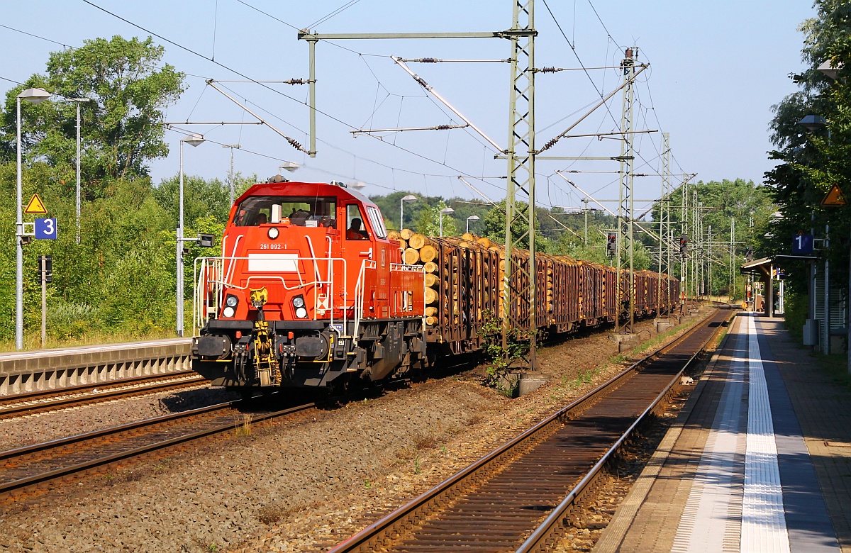 DB 261 092-1 mit dem EK 53455(Jübek-Neumünster)dieselt hier durch Schleswig. Gruß an den Tf und seinen Begleiter! 10.07.2014