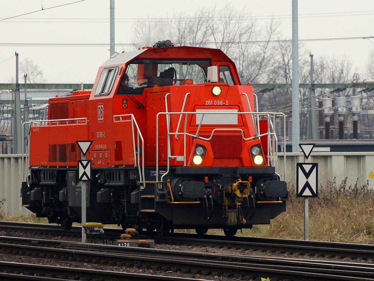 DB 261 096-2 auf Rangierfahrt, Hamburg Waltershof 29.11.2014
