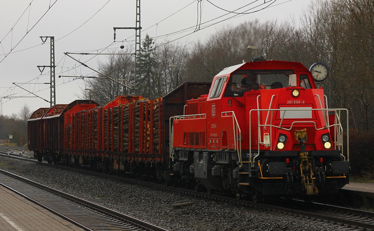 DB 261 098-8 mit einem Kurzzug am Haken verlässt hier Jübek Richtung Neumünster. 27.02.2015