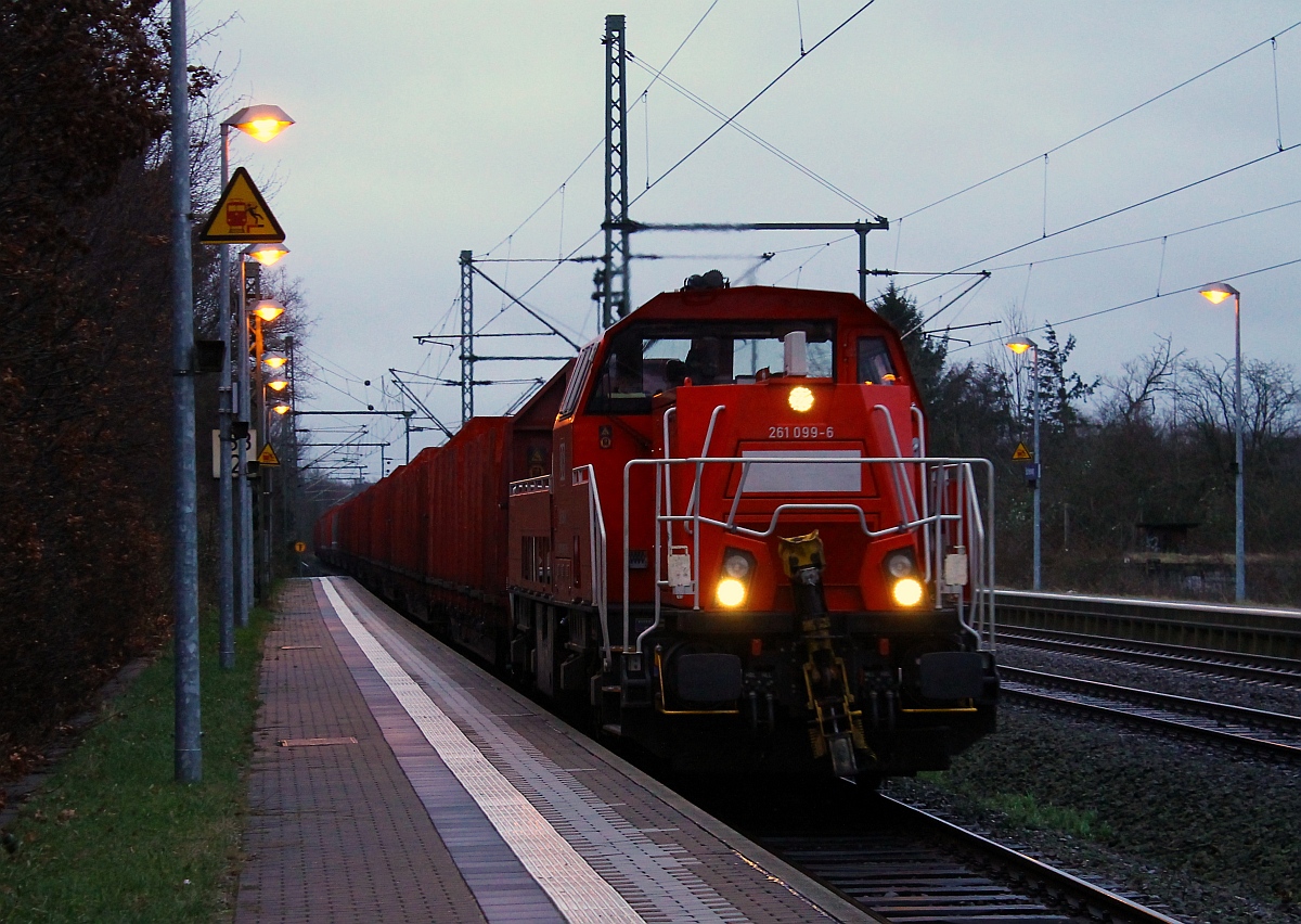DB 261 099-6 dieselt hier mühsam und deutlich zu hören bei extremen Gegenwind mit dem EK 53367(NMS Gbf - Flensburg-Weiche)durch Schleswig. 12.01.2015