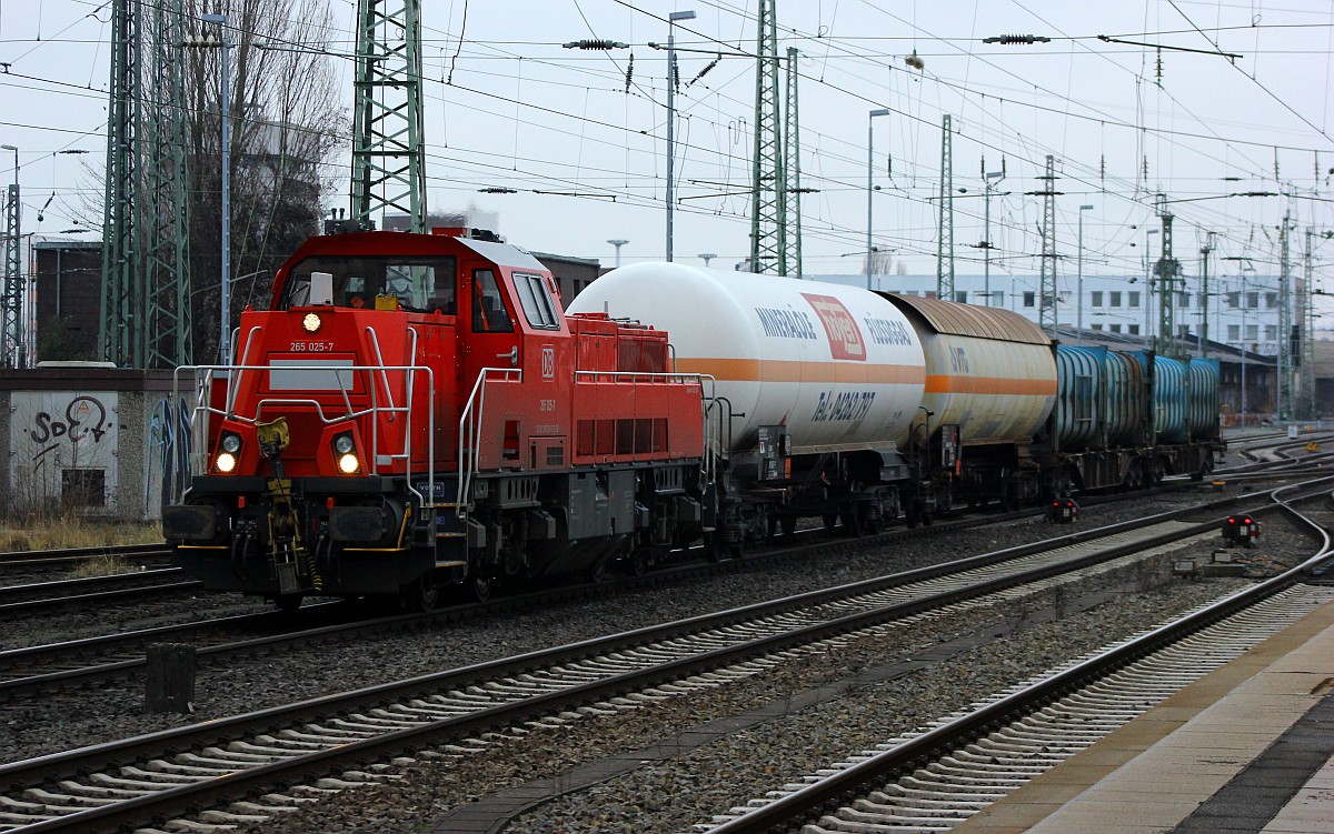 DB 265 025-7(REV/VTLT/12.09.13) dieselt hier mit der Übergabe nach Langwedel durch den Bremer Hauptbahnhof. 29.01.2016
