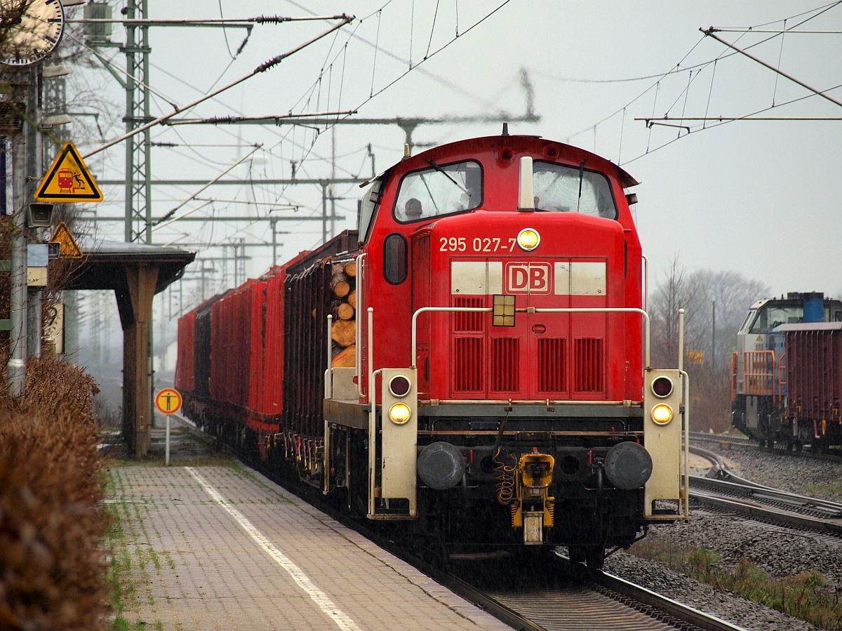 DB 3 295 027-7 mit dem EK 53367 aus Flensburg-Weiche dieselt hier durch Jübek. 01.04.2010