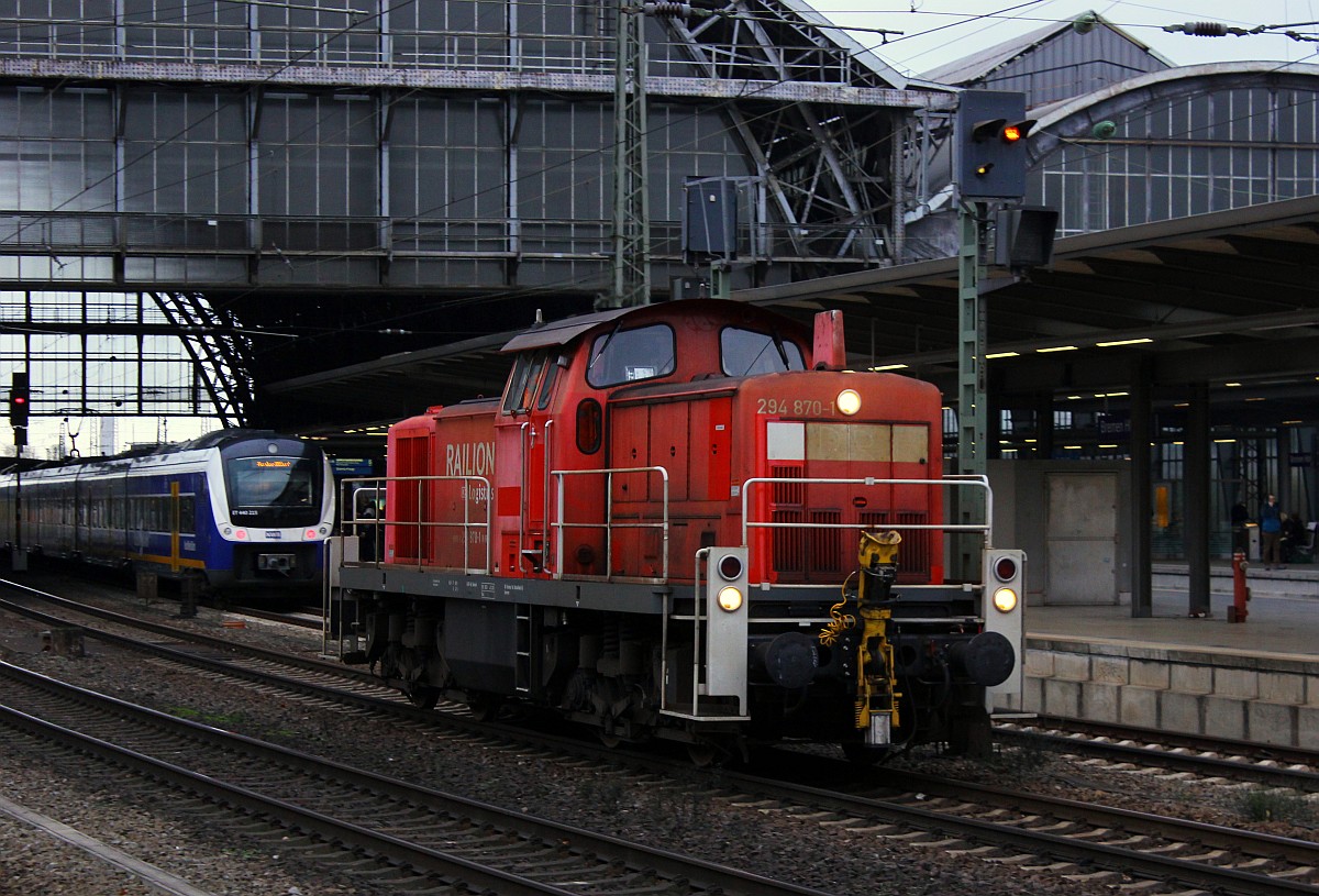 DB 3294 870-1(REV/BCS X/14.02.15) brummt hier gemütlich durch den Bremer Hauptbahnhof. 20.11.2015