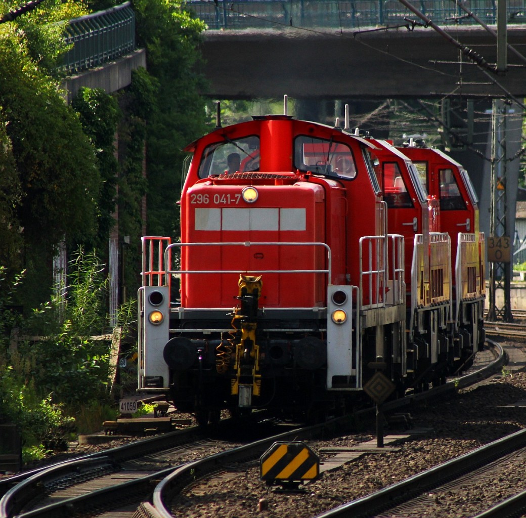 DB 3296 041 dieselt hier mit den beiden Gravitas 1261 099 und 091 durch Hamburg-Harburg. 06.07.2015